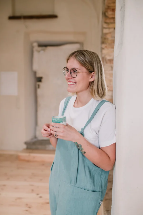 Gaivus, lengvas lininis kombinezonas Simple, šviesiai mėtos spalvos, elegantiškas ir laisvas.