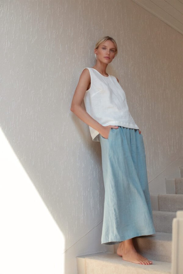 moteris su lininem melynos spalvos kelnemis