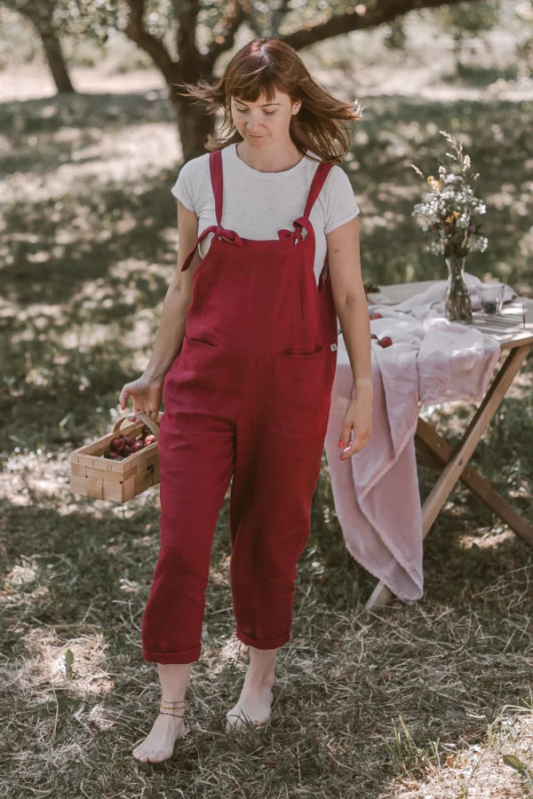 Vyšnios spalvos lininis kombinezonas Simple, komfortiškas, lengvas ir elegantiškas.