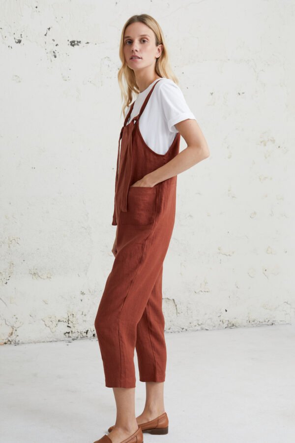 Lininis kombinezonas, lengvas ir draugiškas odai, idealiai tinkantis karštoms dienoms.