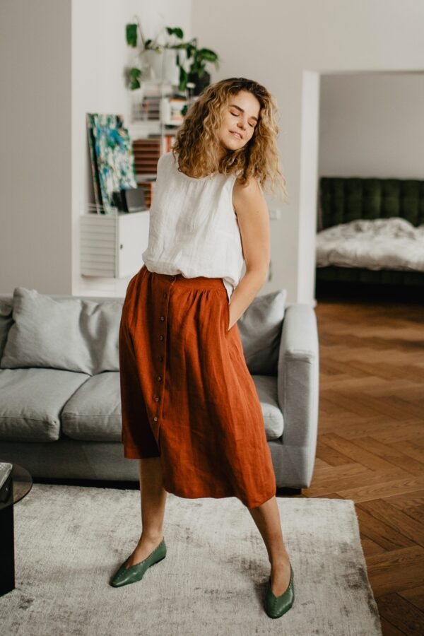 Kokybiškas moteriškas sijonas iš lino, raudonos spalvos midi ilgio modelis.