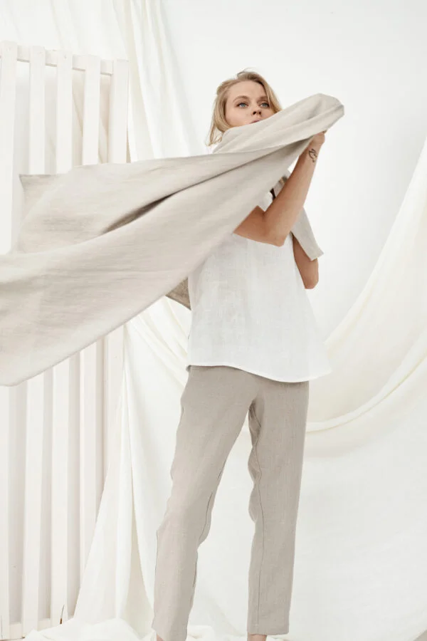 Natūralaus lino skara, švelni, gaivi, suteikianti komforto visai dienai.