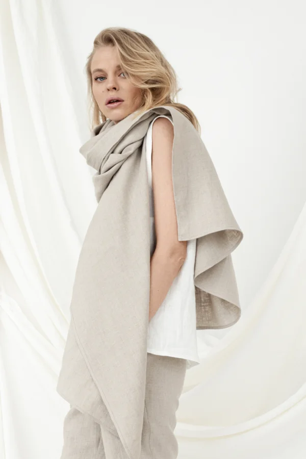 Minkšta lino skara, lengvai priglundanti ir maloni dėvėti, pabrėžianti natūralų grožį.