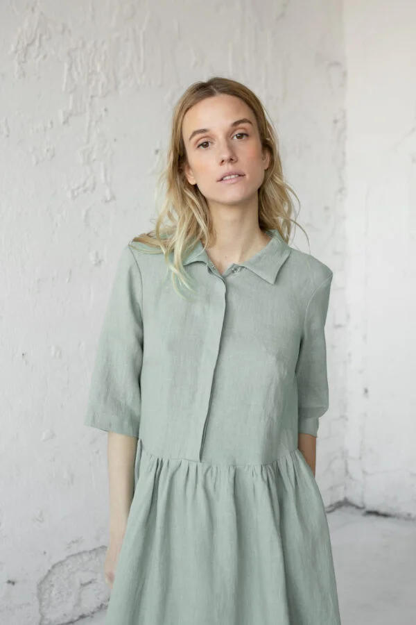 Moteriška žalia lino suknelė Joana iš Adatytės, laisvo silueto ir kvėpuojanti