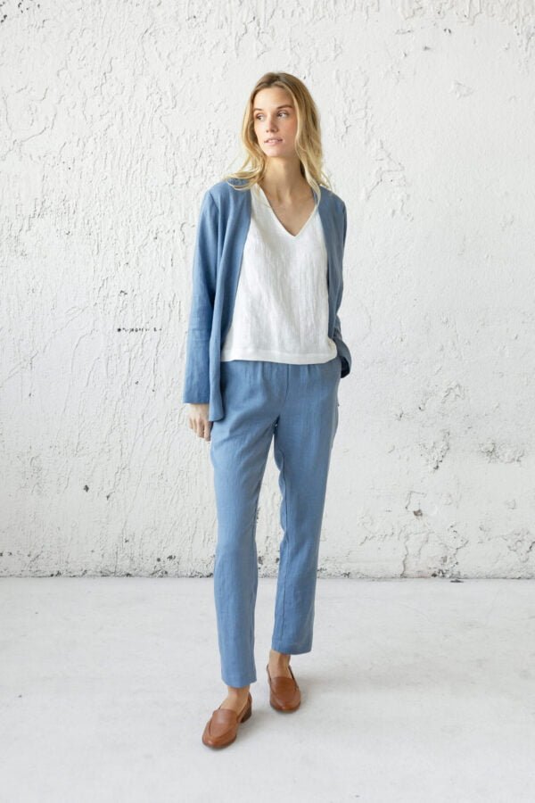 Moteriškas mėlynas lininis švarkas iš „Adatytės“ kolekcijos – paprastumas ir kokybė