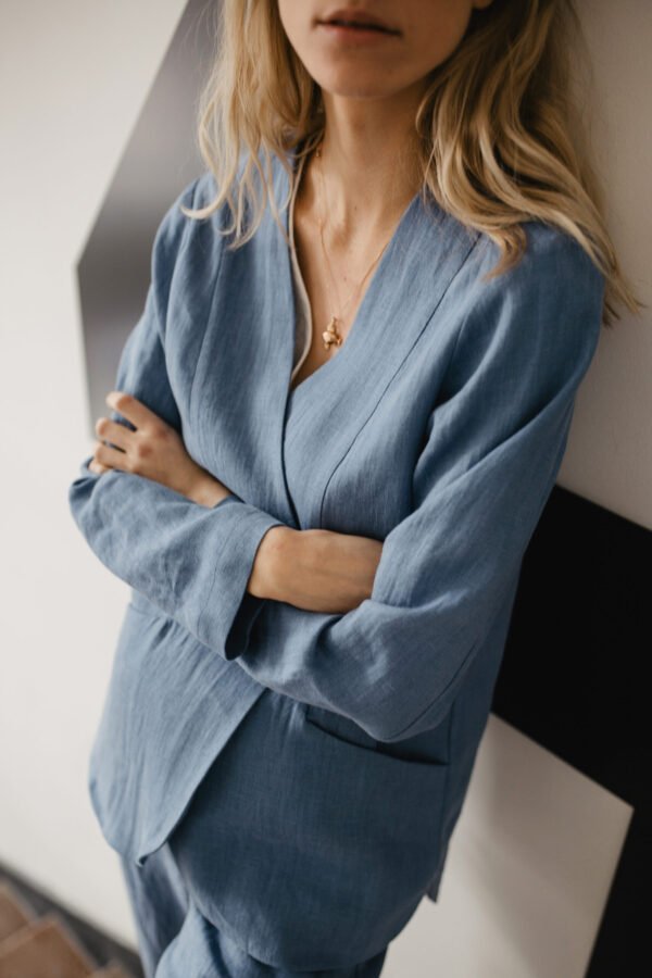Lininis švarkas „Adatytė“ – sodriai mėlynos spalvos, lengvas ir elegantiškas kasdienai