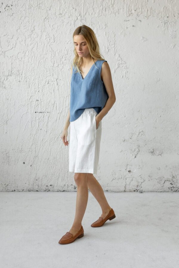 „Adatyte“ balti lininiai šortai – lengvas ir elegantiškas pasirinkimas šiltam orui.