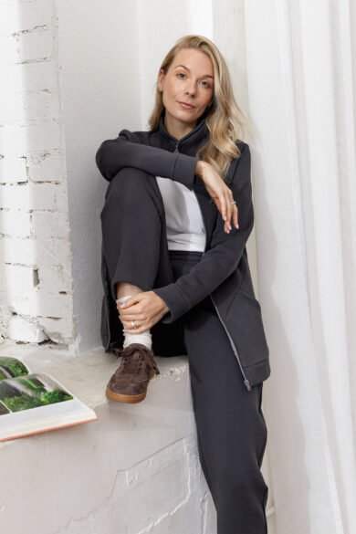 moteriskas-dzemperis-vaiva-tamsiai-pilka-lietuviskas-trikotazinis