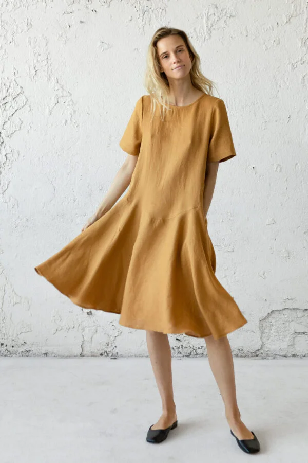 Geltona lininė suknelė moterims stilinga ir lengva kasdienai