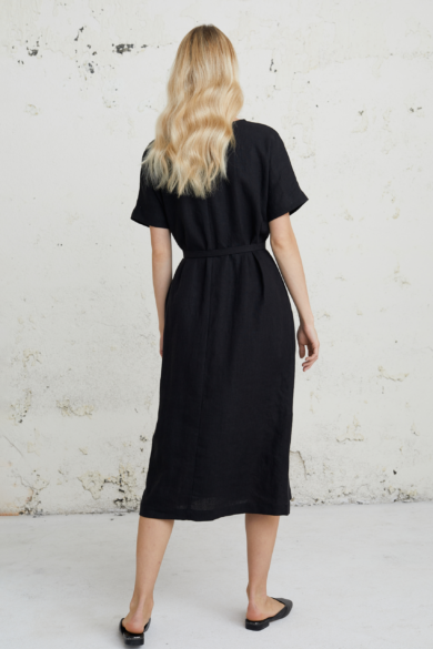 Juoda lininė suknelė moterims komfortiška ir elegantiška kasdienai arba šventei