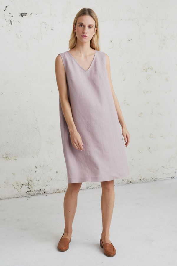 Purpurinė lininė palaidinė be rankovių – natūralus ir stilingas pasirinkimas vasarai.