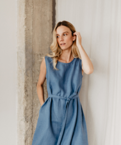 Mėlyna lininė suknelė su dirželiu švelniai pabrėžia figūrą ir suteikia elegancijos.