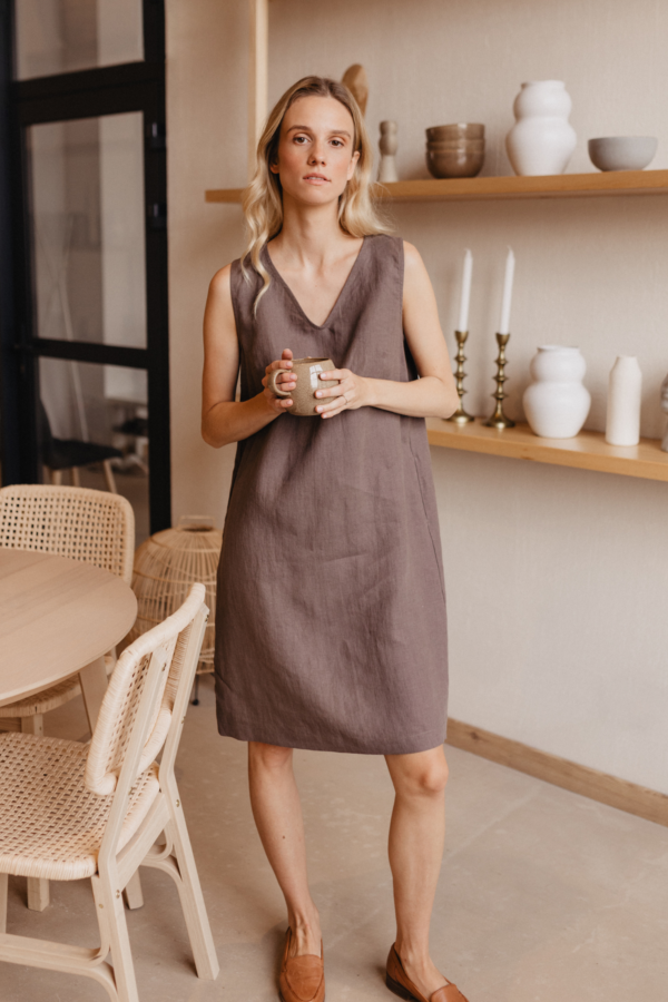 Lengva ir natūrali ruda lininė suknelė be rankovių patogi kasdienai.