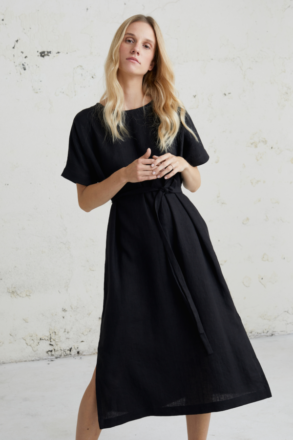 Ilga suknelė moterims su šonuose skeltukais laisvo silueto ir vasariška