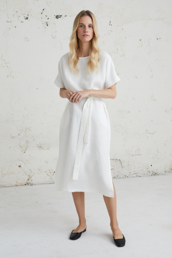 Balta suknelė moterims šventei laisvo silueto ir patogi