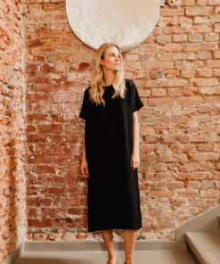Elegantiška lininė suknelė moterims juodos spalvos laisvo silueto