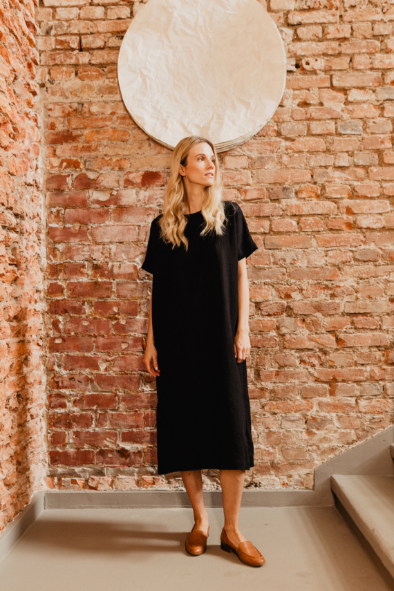 Elegantiška lininė suknelė moterims juodos spalvos laisvo silueto