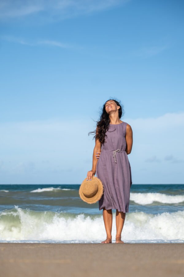 Be rankovių suknelė „Adatyte“ – elegantiškas ir patogus lininis drabužis kasdienai.