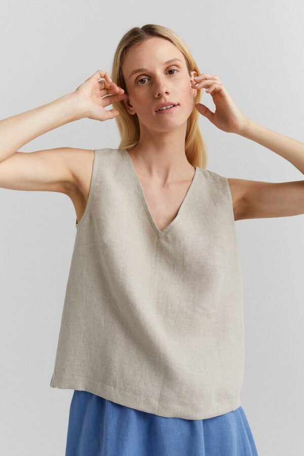 Stilingi trumpi marškiniai iš lino su subtiliomis detalėmis, puikiai tinkantys laisvalaikiui ar darbui.