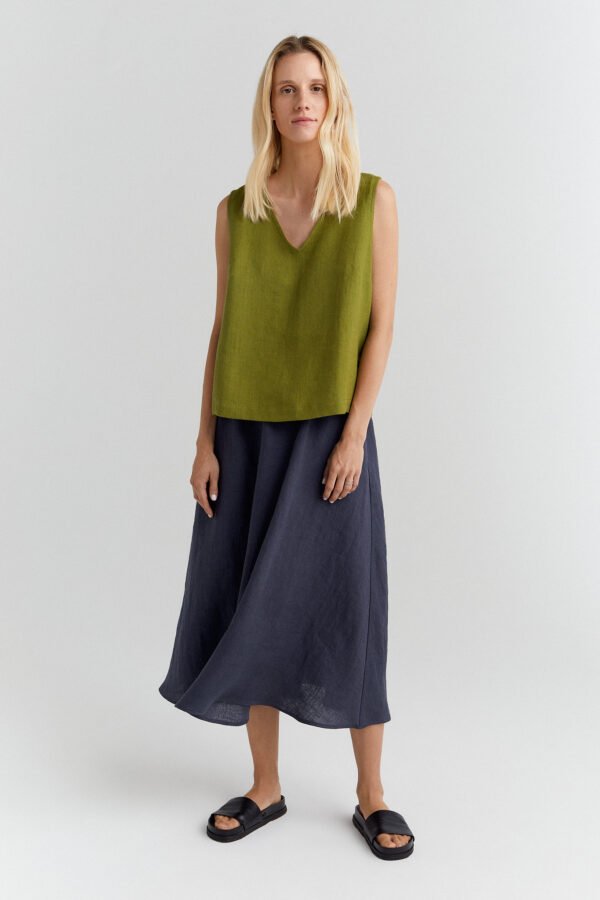 Laisvo stiliaus, orui pralaidi lino palaidinė be rankovių, kurią lengva priderinti prie skirtingų derinių.