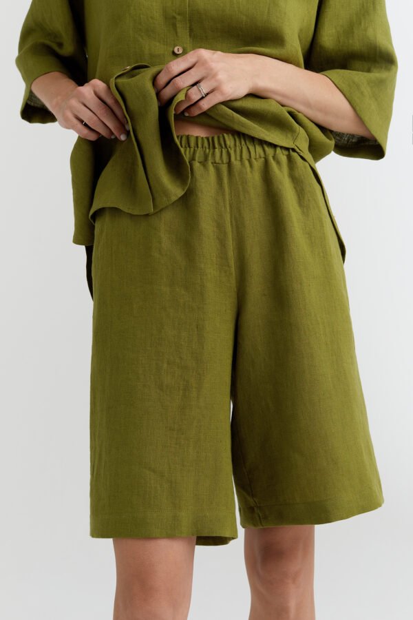 Šortai su elastine guma iš Adatyte – patogus modelis, puikiai tinkantis aktyviam gyvenimo būdui.