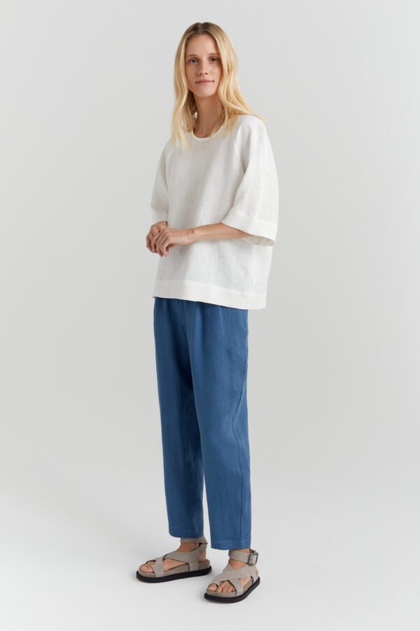 Balta lininė palaidinė su reglano rankovėmis – modernus ir laisvas dizainas kasdienai.