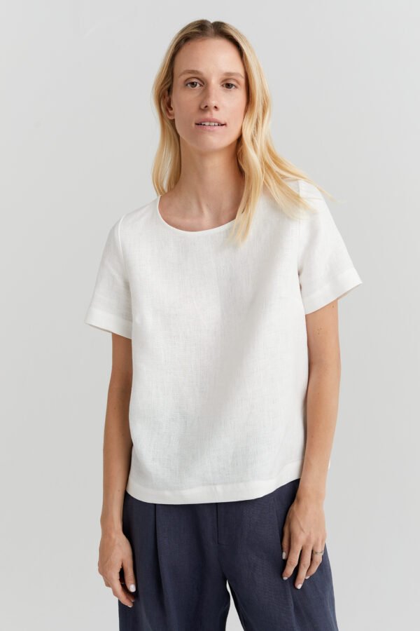 Balta lininė palaidinė su trumpomis rankovėmis iš Adatyte – lengvas ir stilingas modelis.