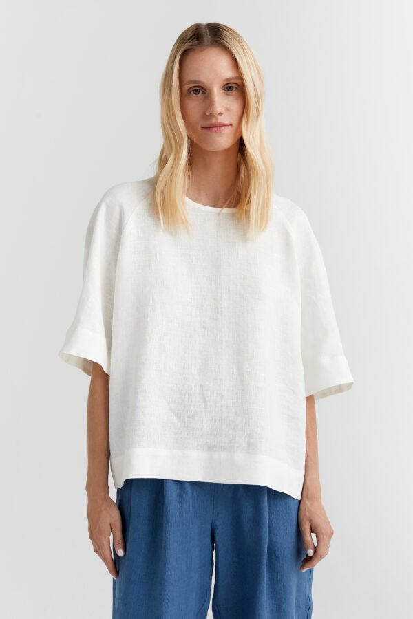 Lietuviško lino palaidinė internetu – natūralus audinys, pralaidus orui ir patogus nešioti.