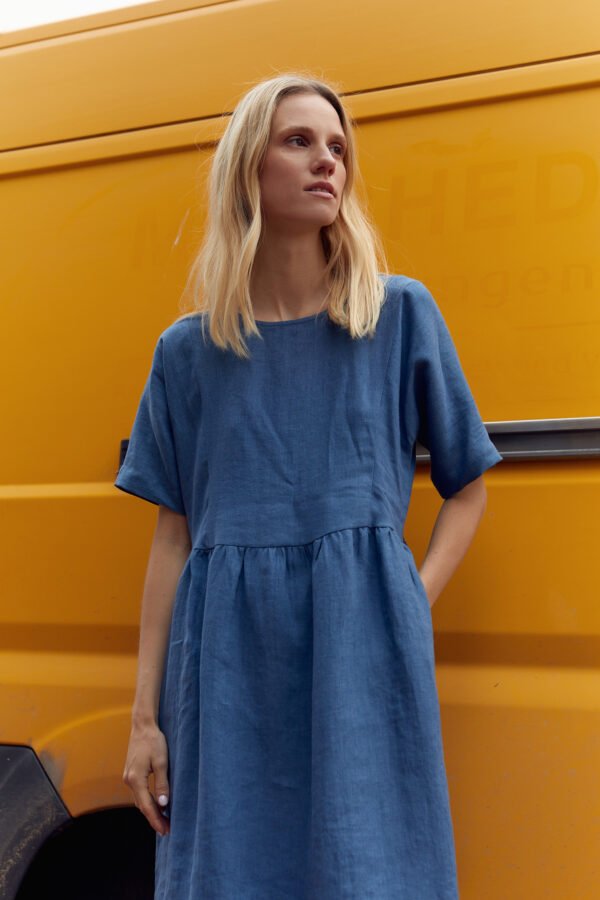 Lininė suknelė iš Adatyte kolekcijos – minimalistinis siluetas ir pralaidus audinys.