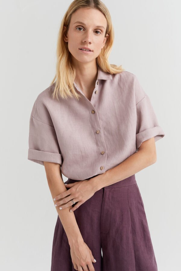 Lininė palaidinė su sagomis ir marškinių apykakle, puikus pasirinkimas tiek kasdienai, tiek elegantiškam deriniui.