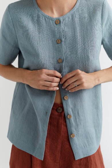 Trumpos lininės palaidinės moterims – modernus siluetas ir natūralus audinys.