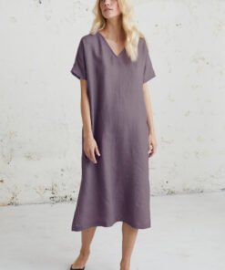 V kaklo formos levandų spalvos lininė suknelė – elegantiška ir stilinga suknelė karštam sezonui.