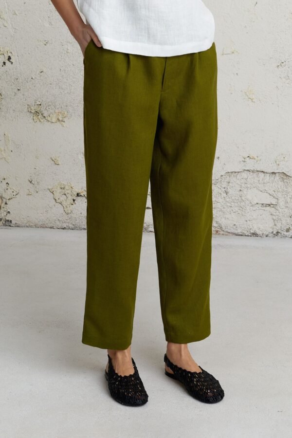 Samaninės spalvos moteriškos lininės kelnės iš Adatytės kolekcijos, siauro kirpimo, lengvai priglundančios.