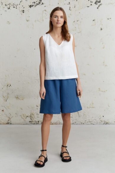 Baltas topas iš lininio audinio, lietuvių dizainu – prabangus minimalistinis įvaizdis.