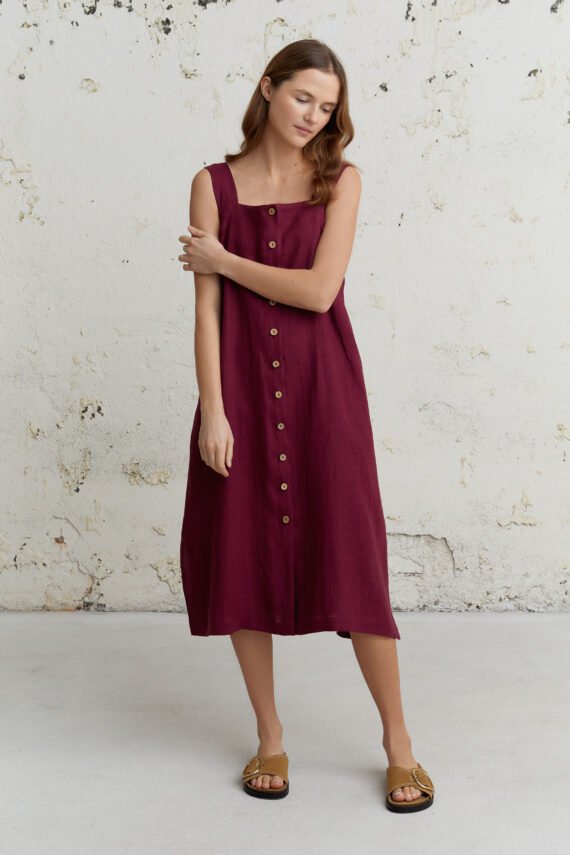 Bordo lininė midi suknelė su sagomis – elegantiškas ir patogus pasirinkimas įvairioms progoms.