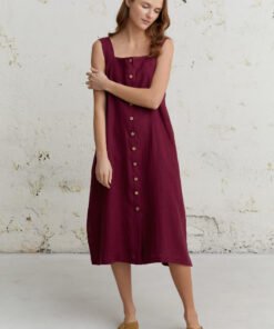 Bordo lininė midi suknelė su sagomis – elegantiškas ir patogus pasirinkimas įvairioms progoms.