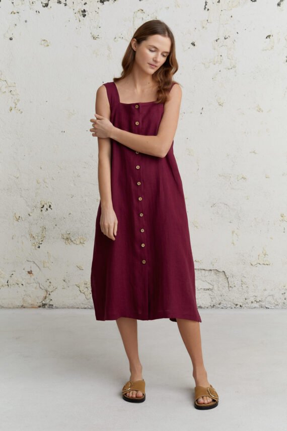 Bordo lininė midi suknelė su sagomis – elegantiškas ir patogus pasirinkimas įvairioms progoms.