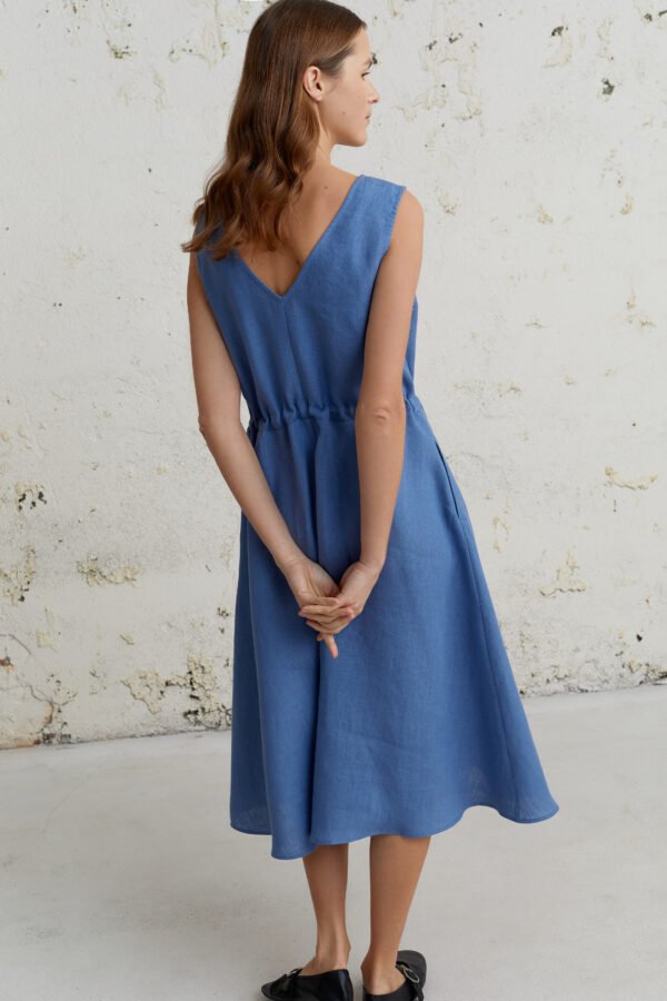 Elegantiška lininė suknelė be rankovių su raišteliu – stilingas ir patogus pasirinkimas šiltam sezonui.