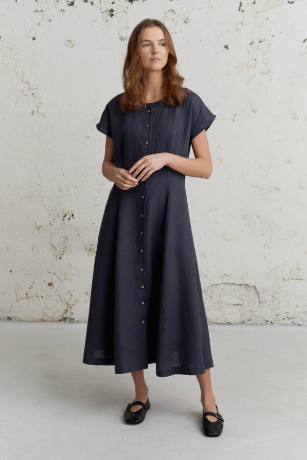 Grafito spalvos lininė midi suknelė – su medinėmis sagomis, kišenėmis ir moterišku kirpimu.