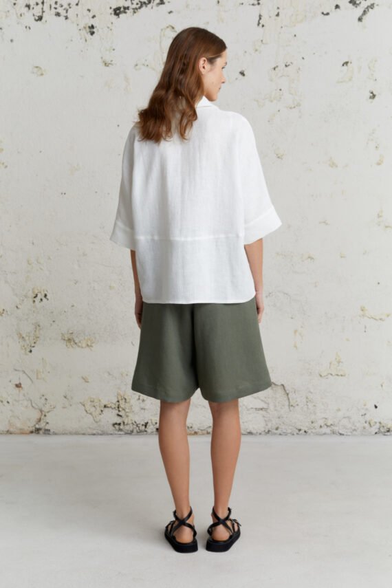 Ilgi balti lininiai marškiniai – oversize modelis, suteikiantis laisvumo ir elegancijos.