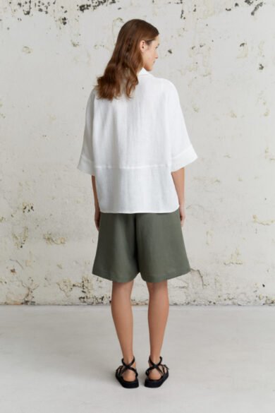 Ilgi balti lininiai marškiniai, oversize modelis, suteikiantis laisvumo ir elegancijos.