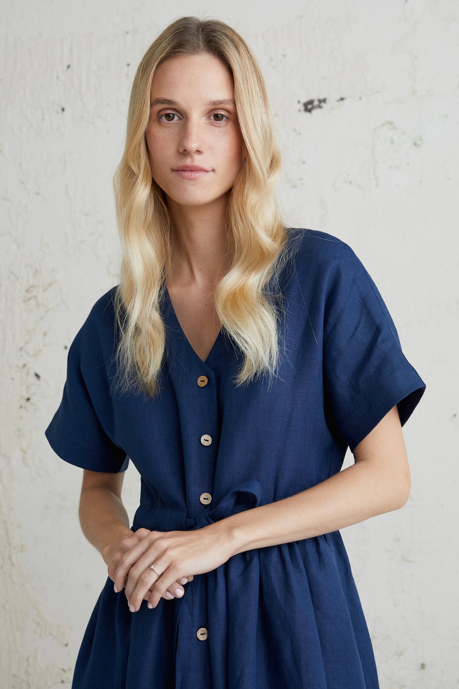 Komfortiška žemiau kelių lino suknelė moterims – lengva ir patogi apranga kasdieniam dėvėjimui.