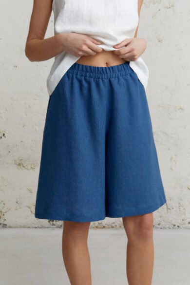 Rankų darbo mėlyni lininiai šortai moterims, elegantiškas dizainas.