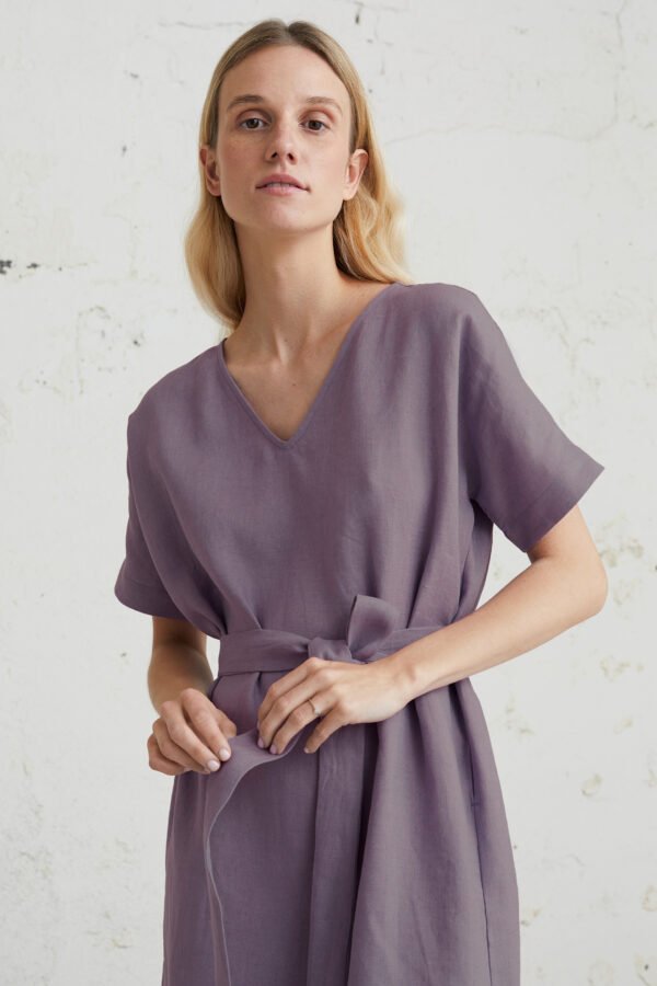 Levandų spalvos suknelė su plonu dirželiu – lengvas ir moteriškas pasirinkimas karštoms dienoms.