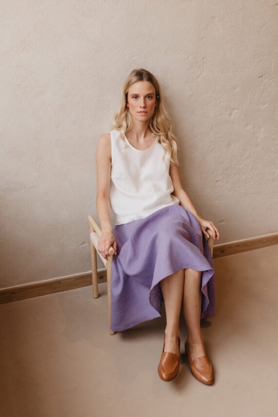 Linine Balta Palaidine Su Sijonu Moteriškas lino derinys, balta palaidinė su sijonu, šviesus ir gaivus įvaizdis.