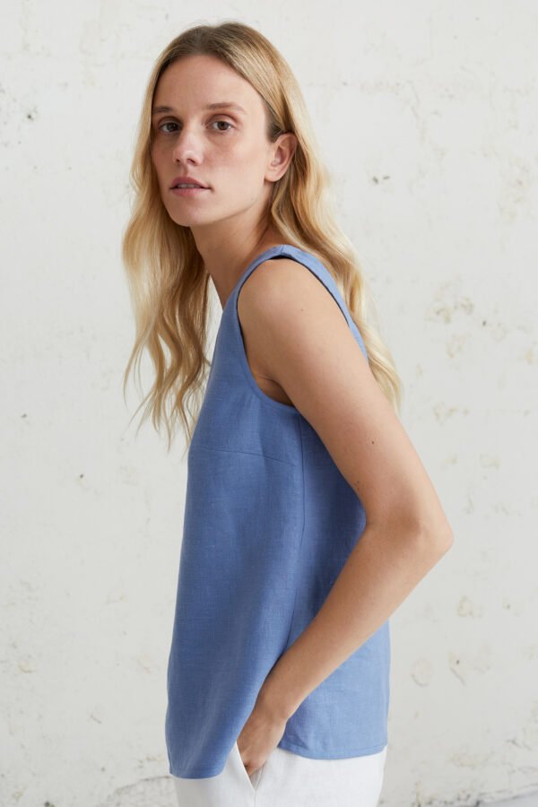 Be rankovių mėlyna lininė palaidinė – lengva, kvėpuojanti ir sukurta patogiam laisvalaikiui šiltuoju metų laiku.