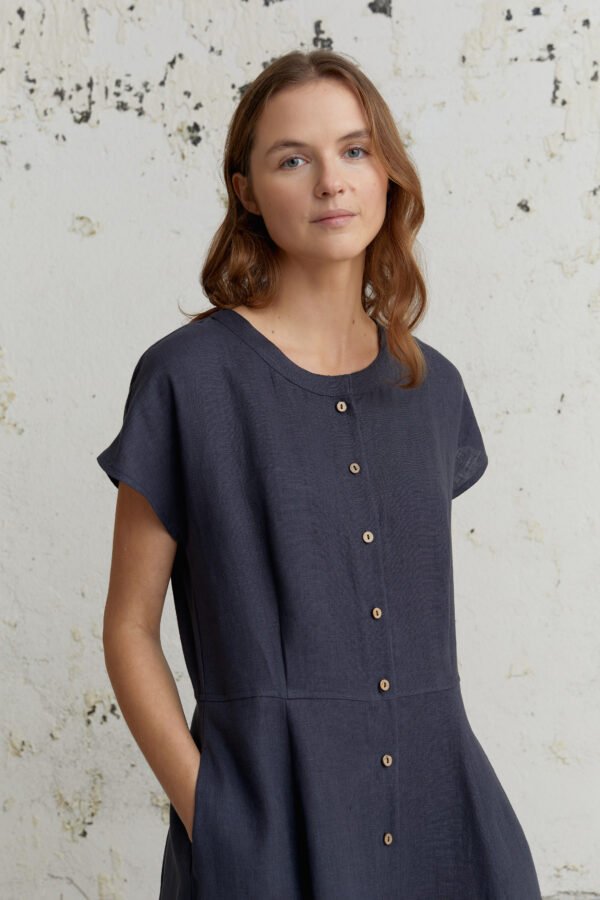Lininė suknelė iš natūralaus audinio – tamsiai pilkos spalvos, skirta tiek laisvalaikiui, tiek ofisui.