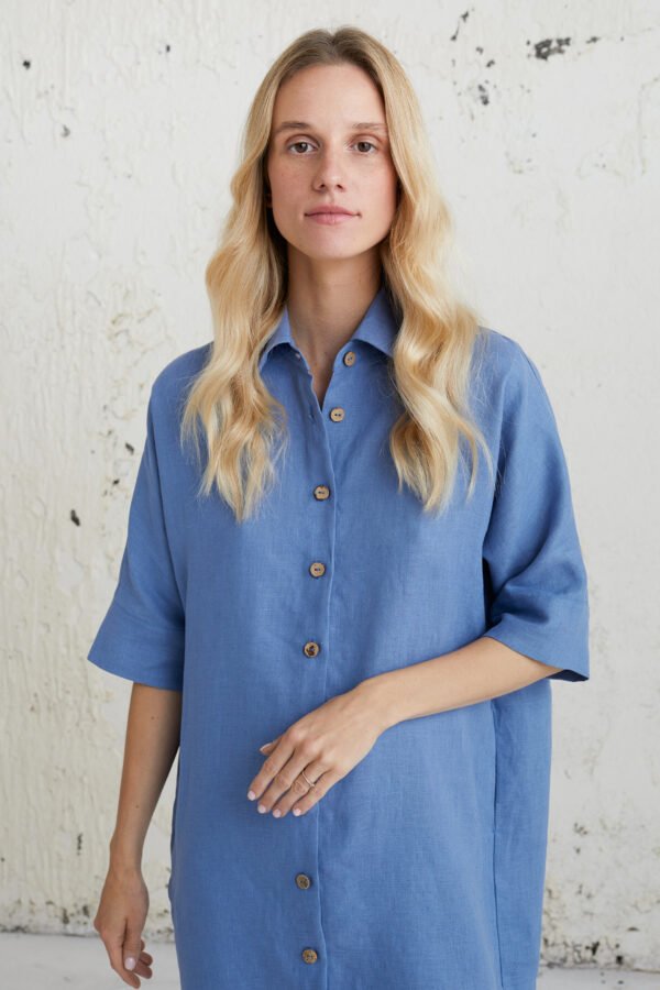 Lininė suknelė užsisega sagomis melsva – lengva ir patogi suknelė šiltam sezonui.