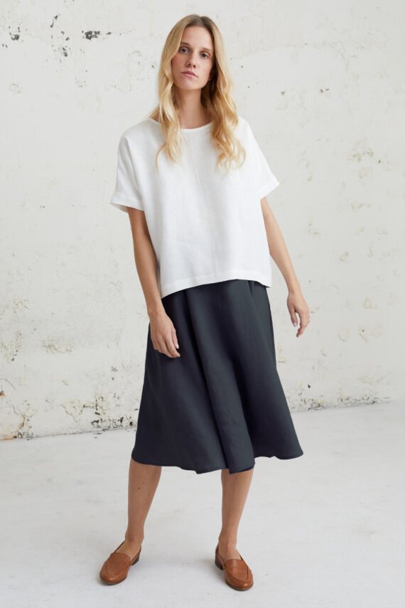 Lininis Sijonas Pilkas Spalvos Pilkos spalvos lininis sijonas, paprastas ir elegantiškas moterims.