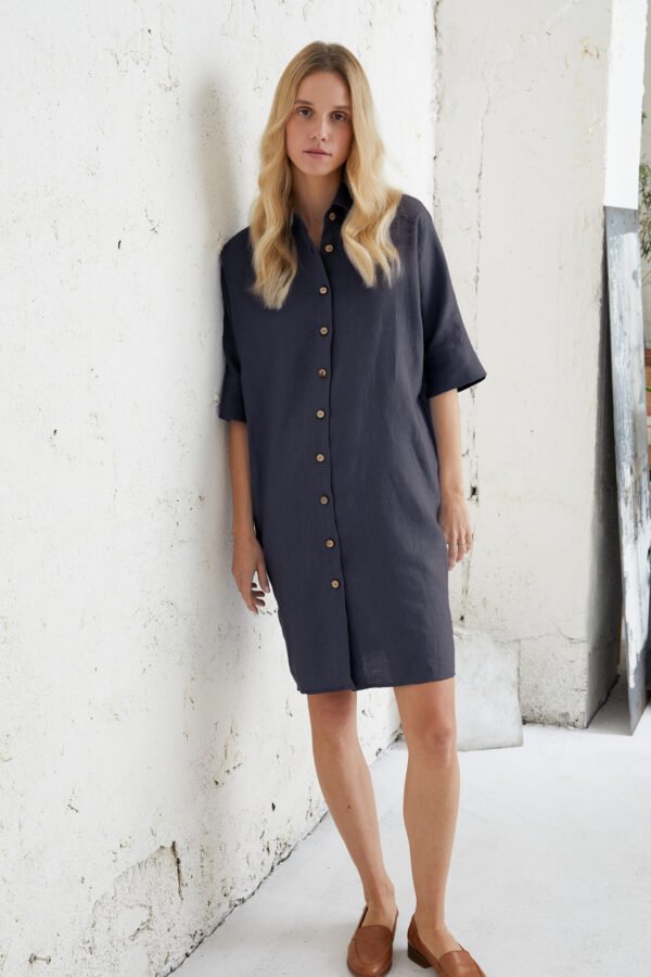 Madingos lininės suknelės internetu „Adatyte“ pilka – stilingas ir patogus pasirinkimas kasdieniam dėvėjimui.